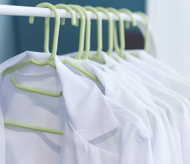 Vêtements professionnels confortables et normés pour le personnel hôtelier et médical.