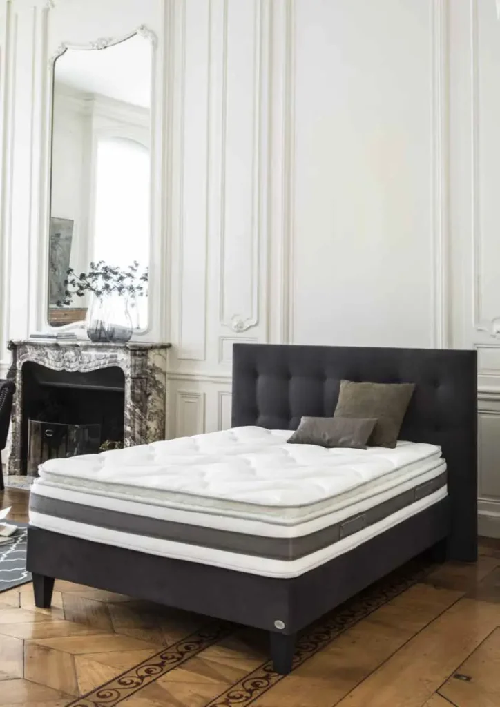 Matelas hôteliers robustes et housses de protection intégrale.