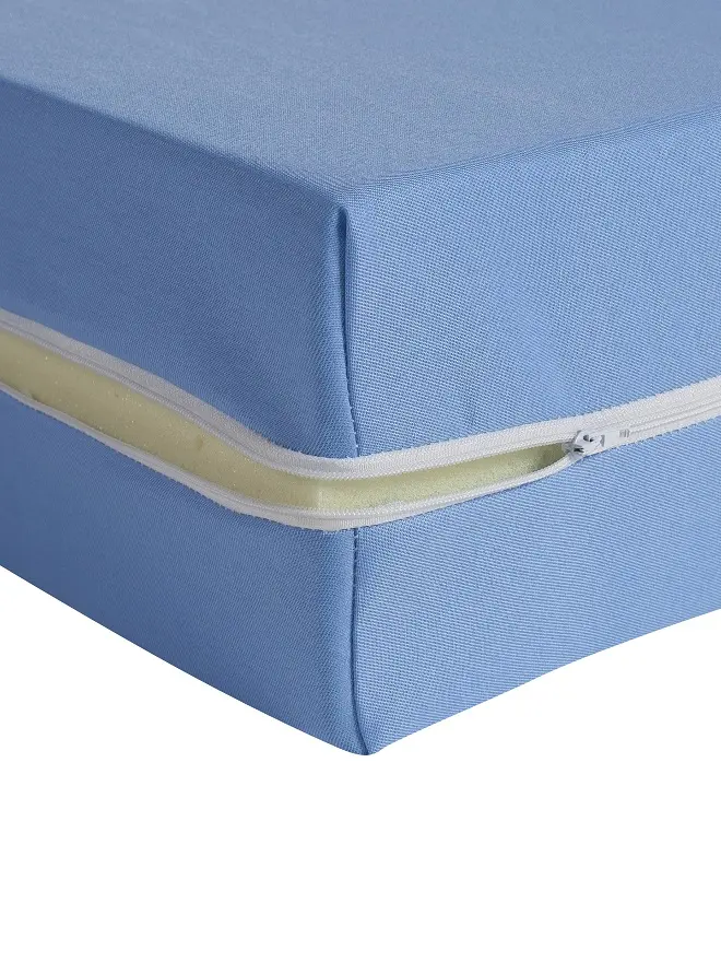 Housse de protection intégrale bleue pour matelas professionnel, fermeture zippée, revêtement imperméable et lavable.