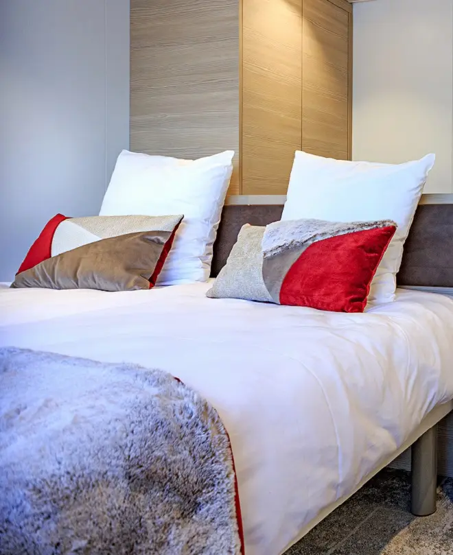 Housse de couette professionnelle blanche pour lit d'hôtel
