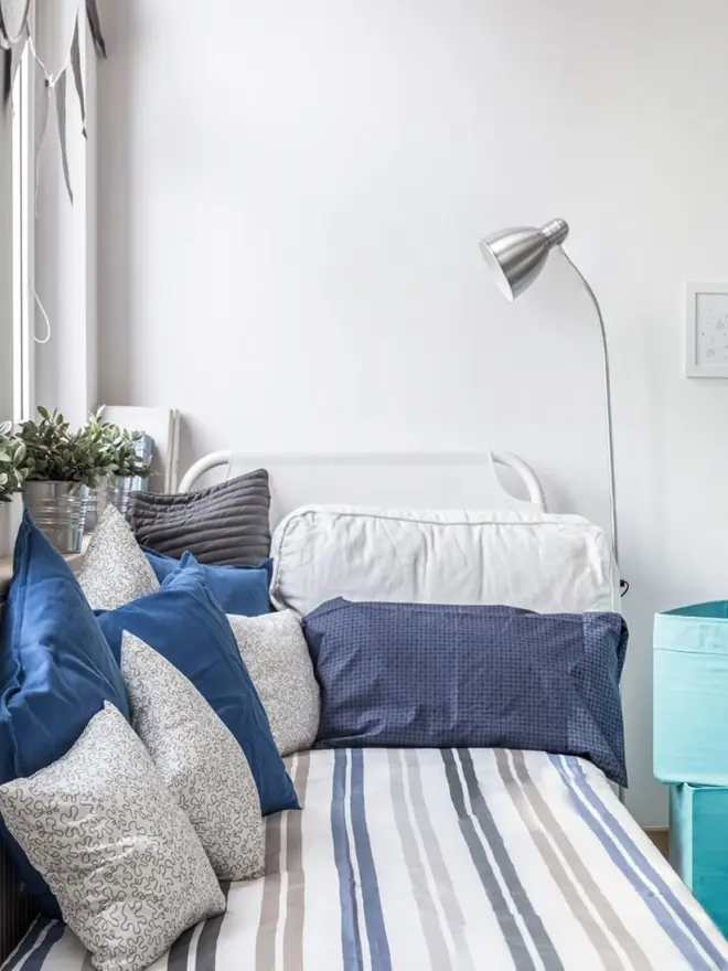 Matelas professionnel pour collectivité et hébergement, housse blanche déhoussable avec fermeture à glissière.
