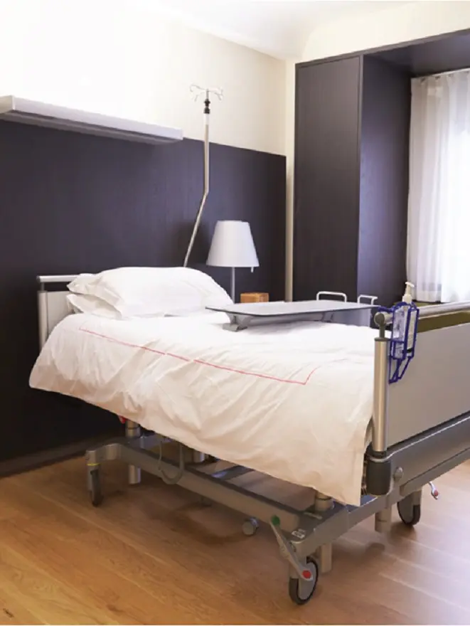 Pile de matelas techniques pour le milieu médical et la santé, avec housses imperméables adaptées aux hôpitaux et EHPAD.