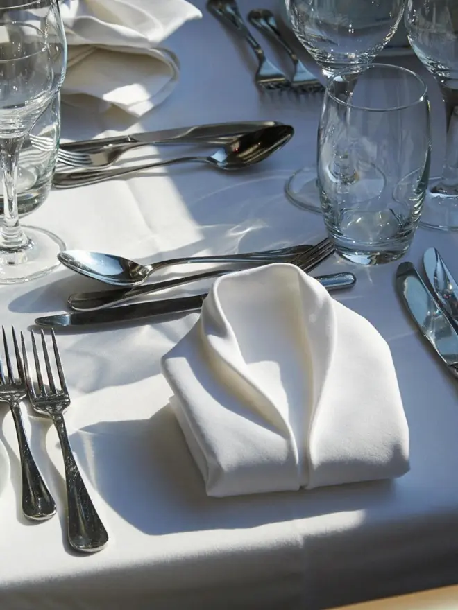 Nappe blanche professionnelle et dressage de table avec pliage de serviette