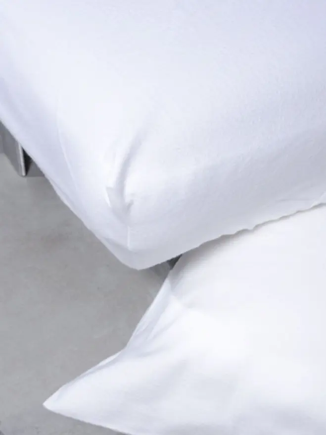 Protection de literie professionnelle avec alèse protège-matelas et protège-oreiller blanc