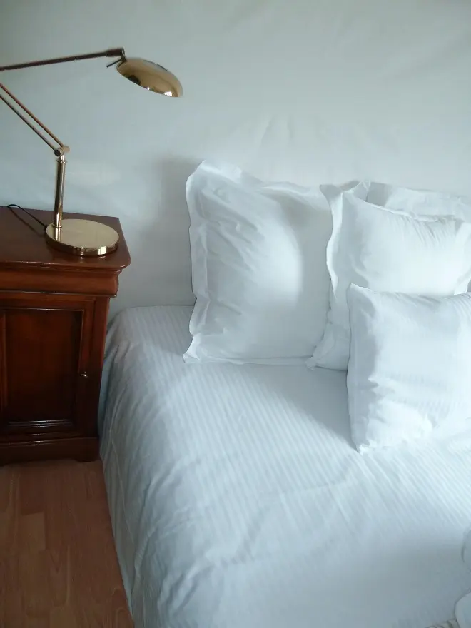 Taies d'oreiller blanches de qualité hôtelière sur un lit
